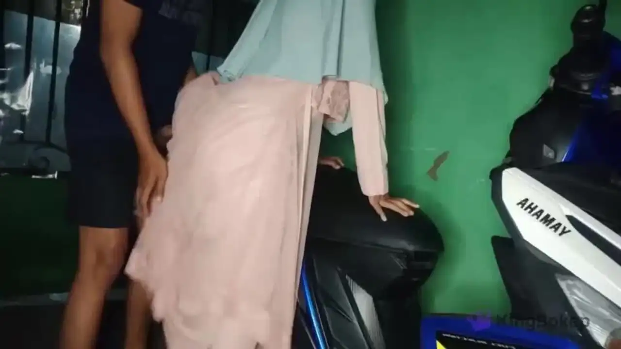 Gak Takut Ketahuan Ukhty Ngentot Diatas Motor Yamaha