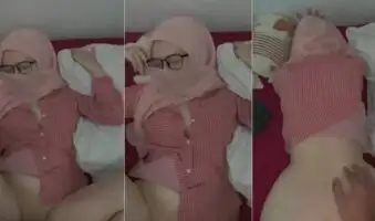 Bokep Jilbab Pink Berkacamata Lejen Ngewe Versi Clean