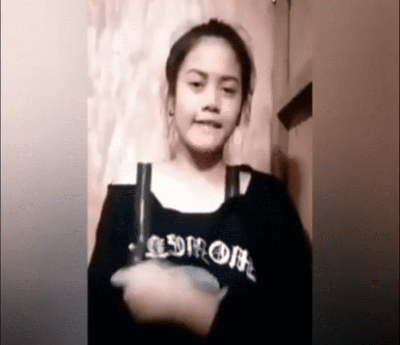 Indonesia pulang sekolah vidio call kasih lihat pacar nenen