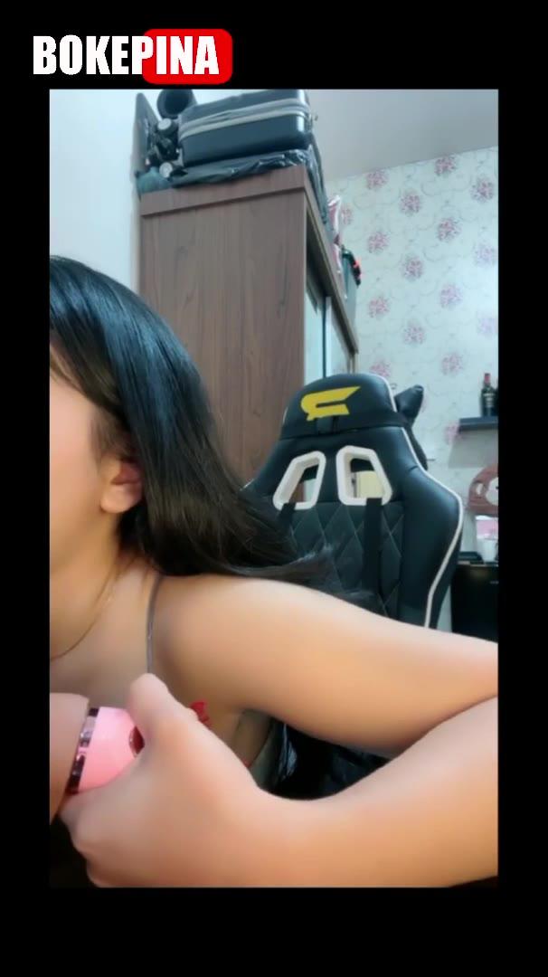BabyFeriosa Ngemut Dildo Berbentuk Kontol