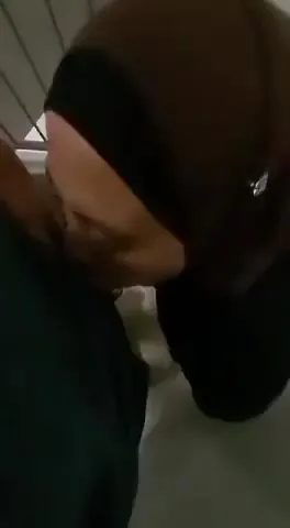 Ukhty cantik nyepong di tangga Ukhty cantik nyepong di tangga